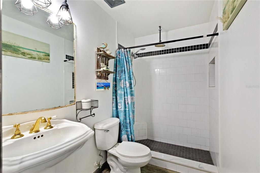 最近售出: $315,000 (4 贝兹, 2 浴室, 1888 平方英尺)