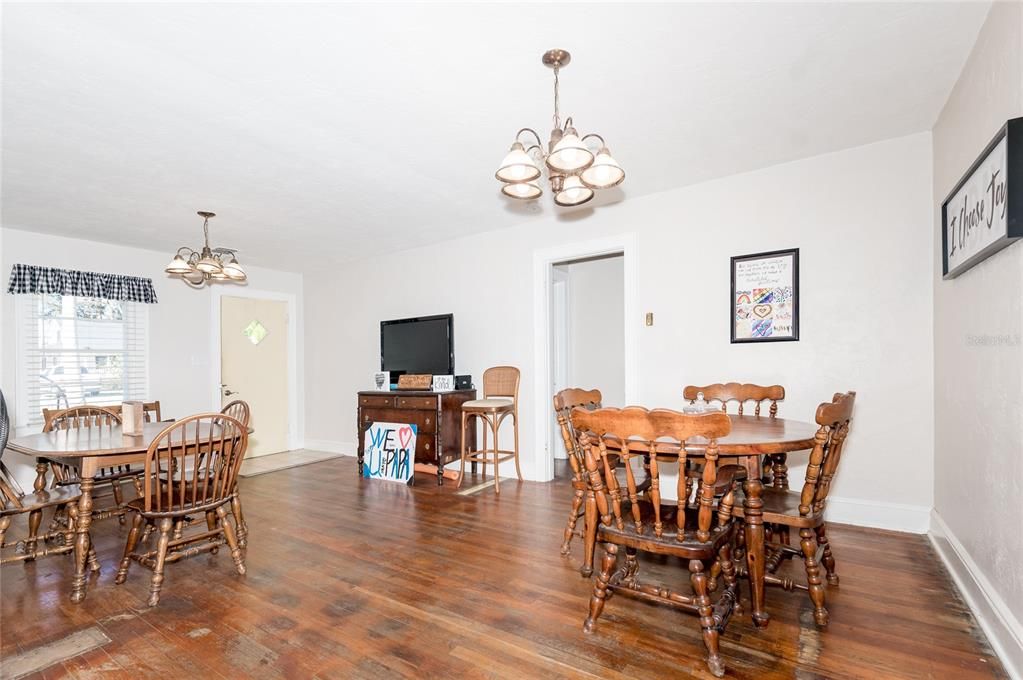 Active With Contract: $199,900 (3 beds, 2 baths, 1924 Square Feet)