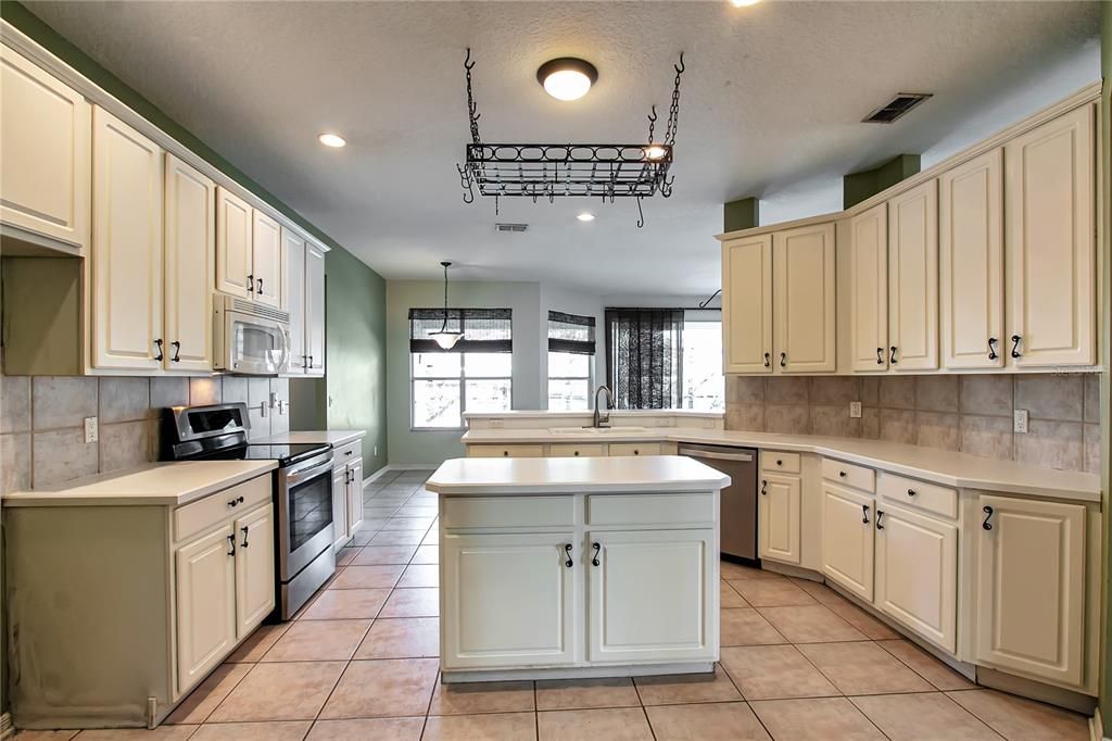 Recently Sold: $625,000 (4 beds, 3 baths, 3090 Square Feet)