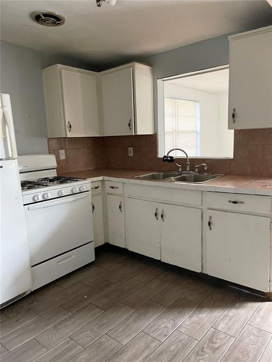 Recently Sold: $260,000 (3 beds, 1 baths, 1156 Square Feet)