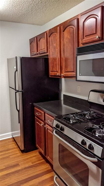 Recently Rented: $1,350 (2 beds, 1 baths, 830 Square Feet)