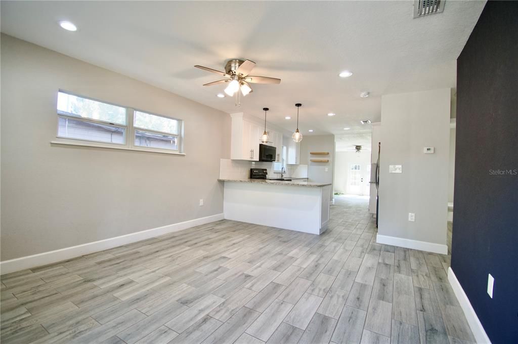 Recently Sold: $375,000 (3 beds, 2 baths, 1428 Square Feet)