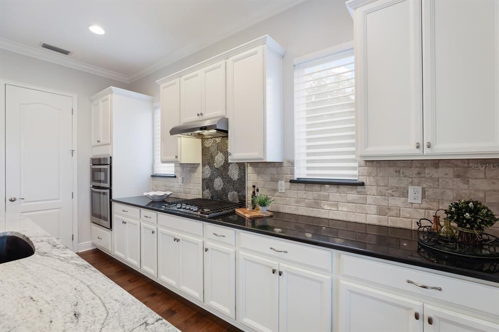 LARGE KITCHEN WITH GAS COOKTOP