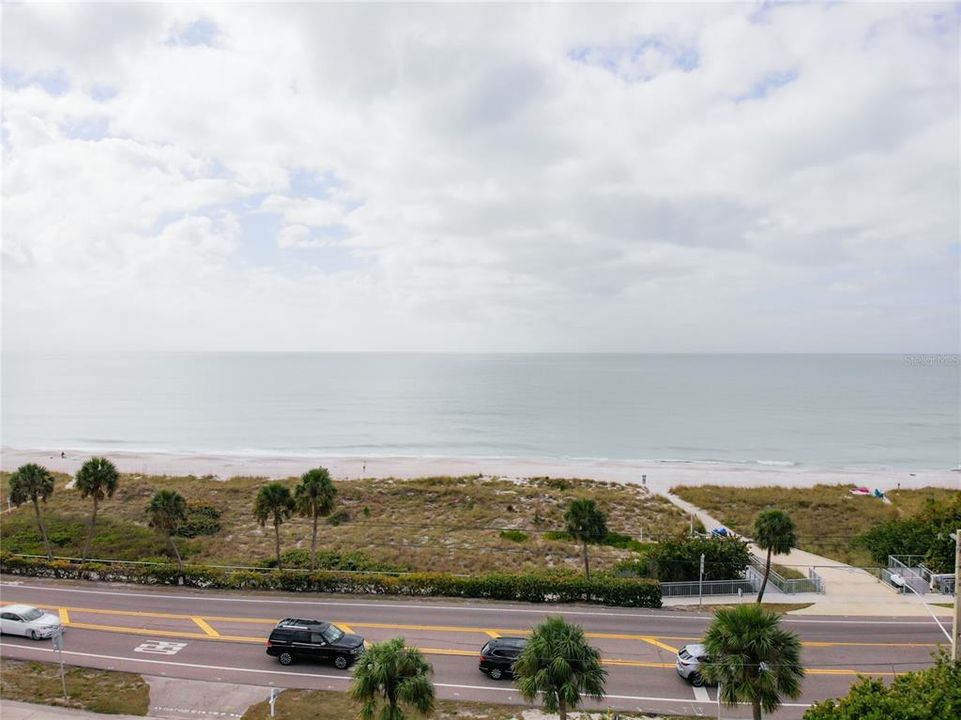 Recently Sold: $2,400,000 (2 beds, 3 baths, 2202 Square Feet)