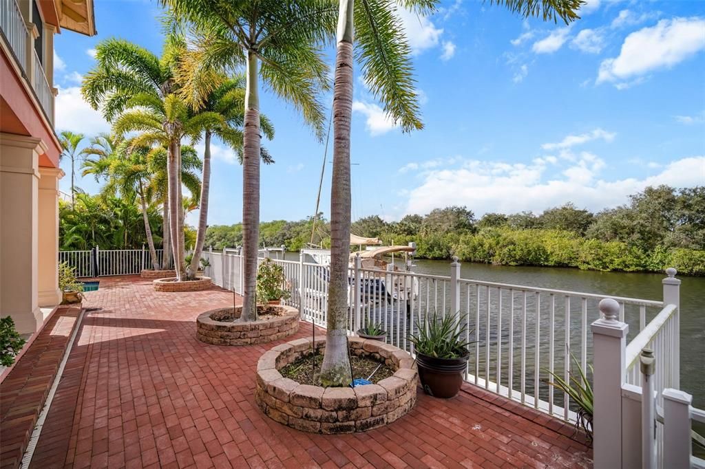 Recently Sold: $1,550,000 (5 beds, 4 baths, 4438 Square Feet)