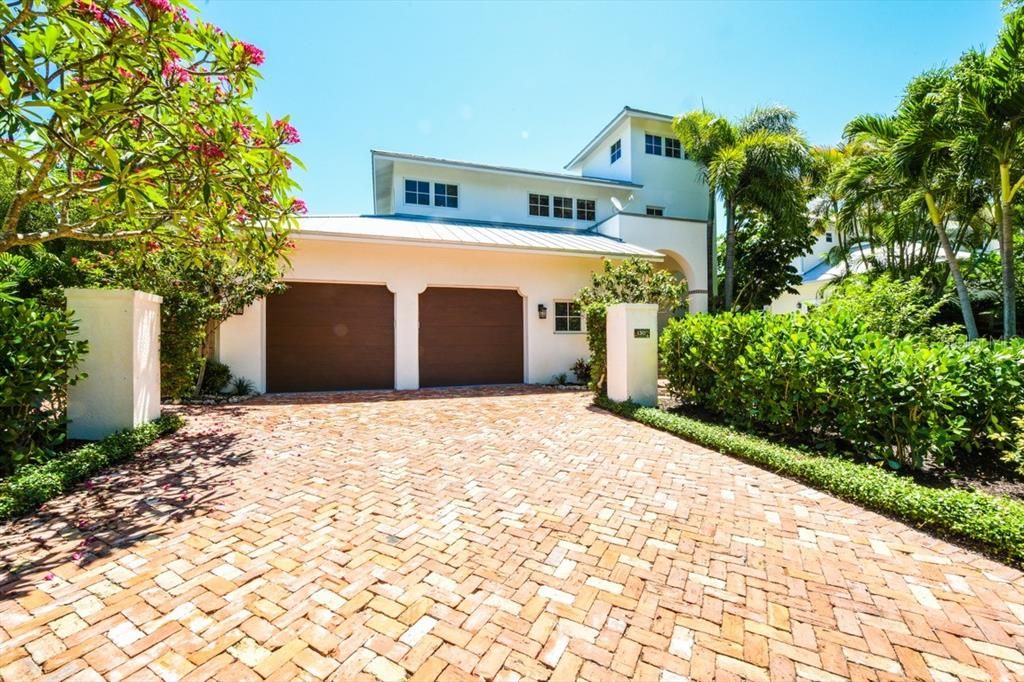 Recently Sold: $4,995,000 (3 beds, 3 baths, 2752 Square Feet)
