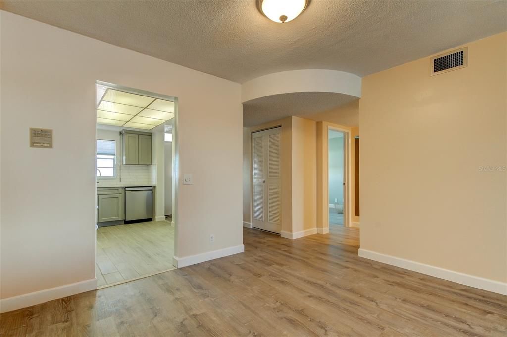 Recently Sold: $275,000 (2 beds, 2 baths, 995 Square Feet)