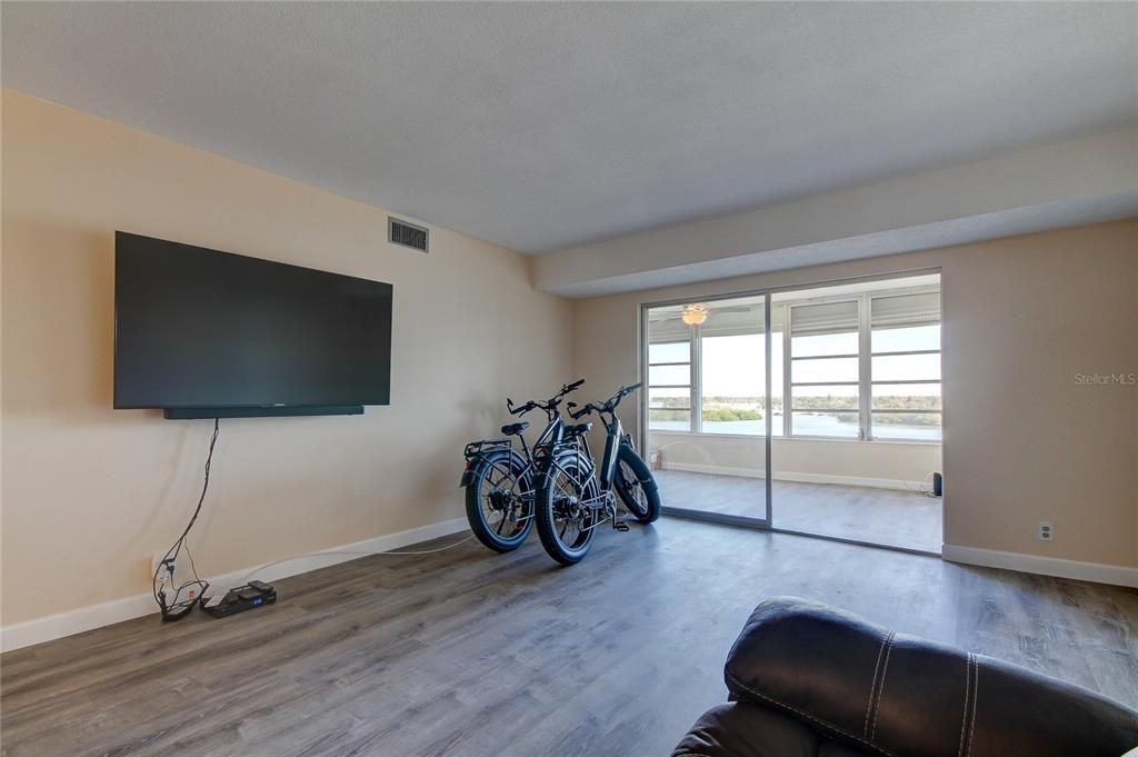 Recently Sold: $275,000 (2 beds, 2 baths, 995 Square Feet)