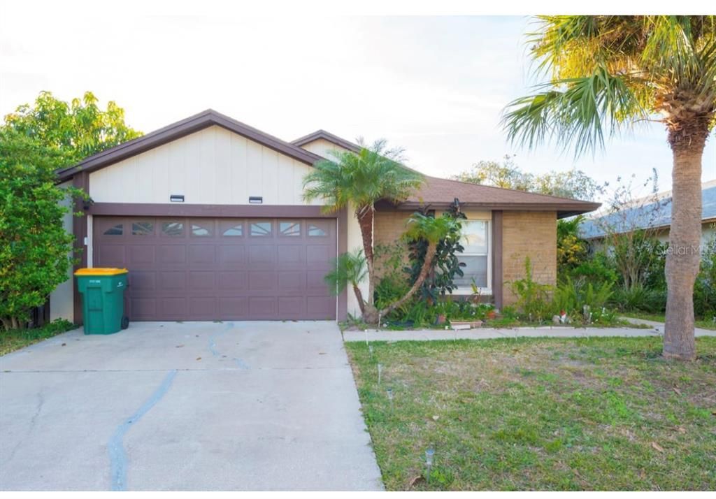 Recently Sold: $350,000 (3 beds, 2 baths, 1377 Square Feet)