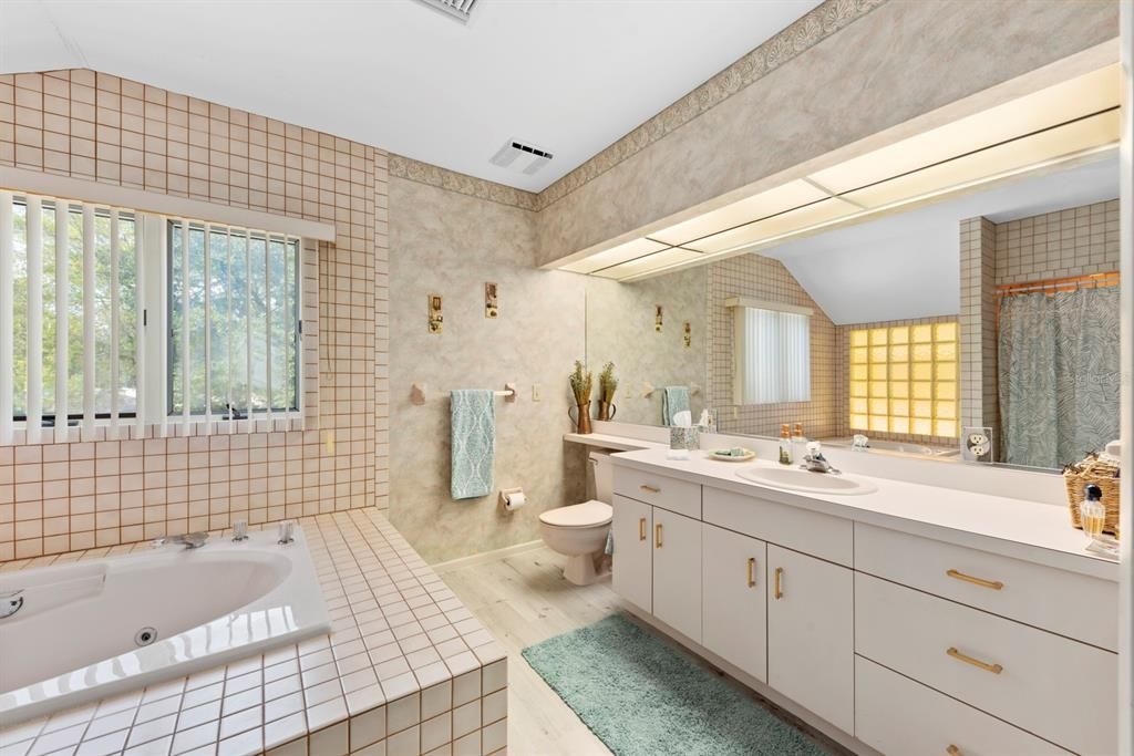 最近售出: $640,000 (4 贝兹, 2 浴室, 2457 平方英尺)