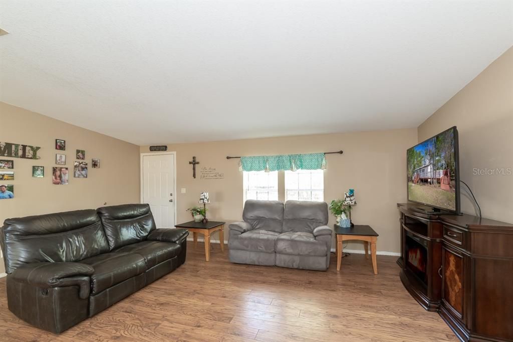 Recently Sold: $329,000 (3 beds, 2 baths, 1296 Square Feet)