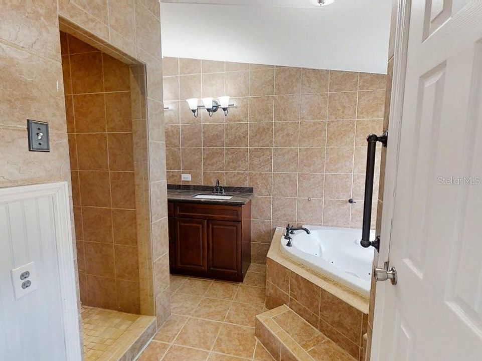 最近售出: $238,000 (4 贝兹, 2 浴室, 2052 平方英尺)