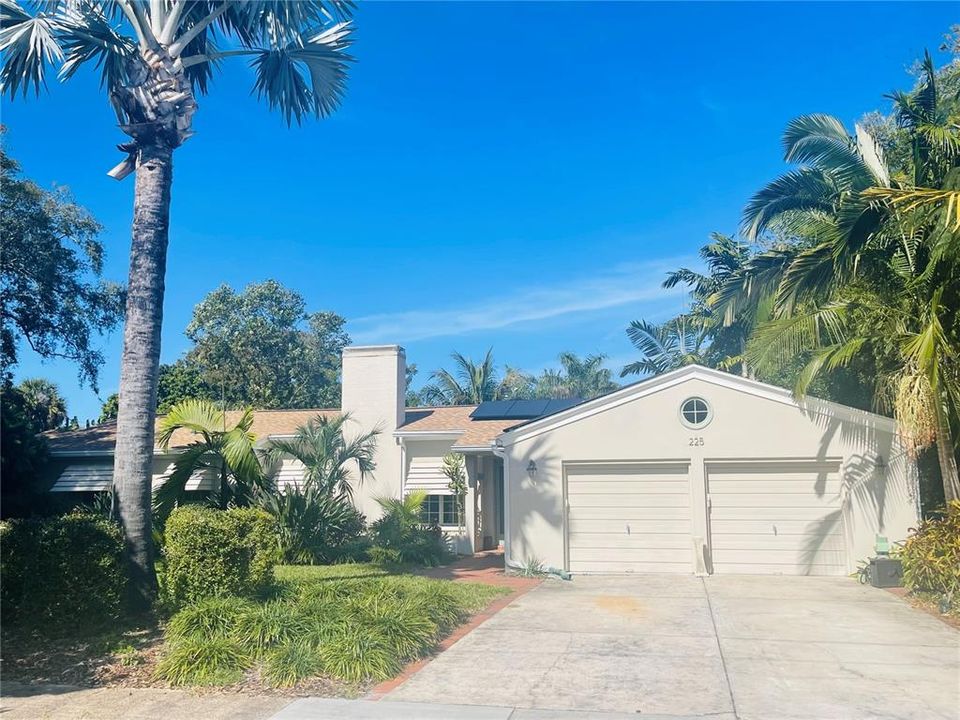 Recently Sold: $695,000 (4 beds, 2 baths, 2084 Square Feet)