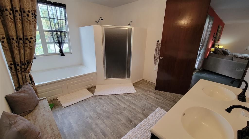 Vendido Recientemente: $450,000 (5 camas, 4 baños, 3519 Pies cuadrados)