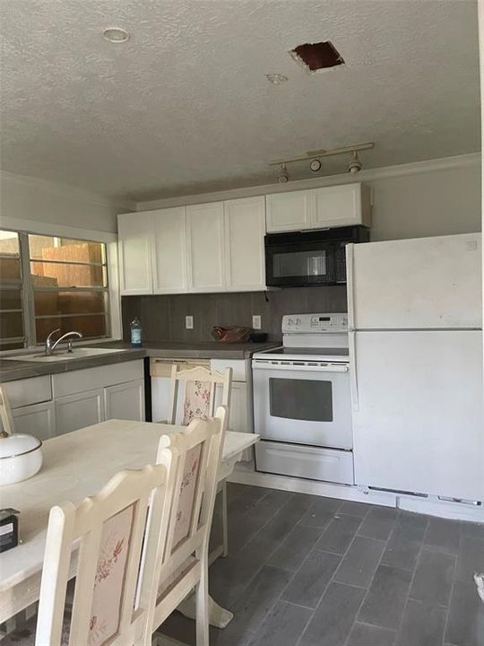 Recently Sold: $65,000 (3 beds, 1 baths, 966 Square Feet)