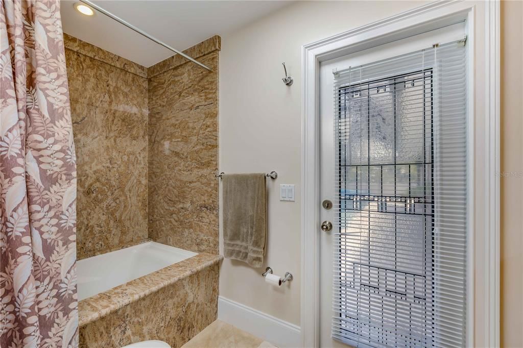 最近售出: $729,000 (3 贝兹, 2 浴室, 2064 平方英尺)