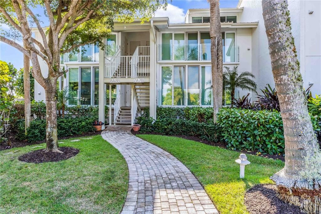 Recently Sold: $2,100,000 (2 beds, 2 baths, 1300 Square Feet)