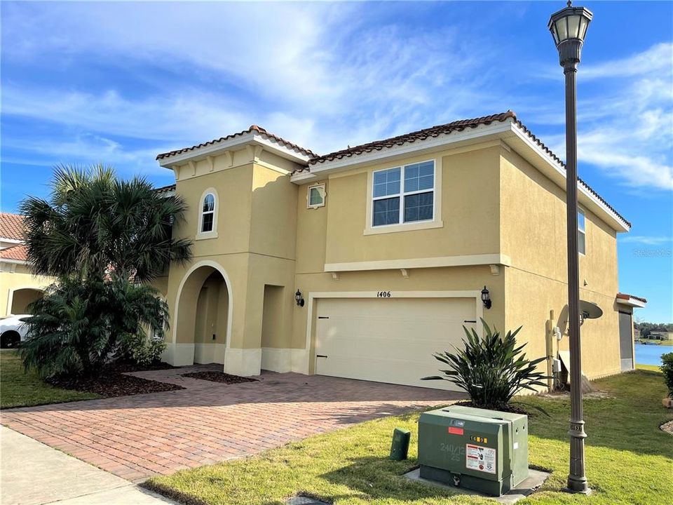 Vendido Recientemente: $450,000 (4 camas, 3 baños, 2830 Pies cuadrados)