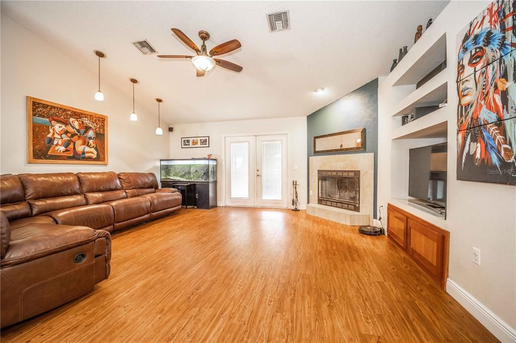 Recently Sold: $395,000 (3 beds, 2 baths, 1764 Square Feet)