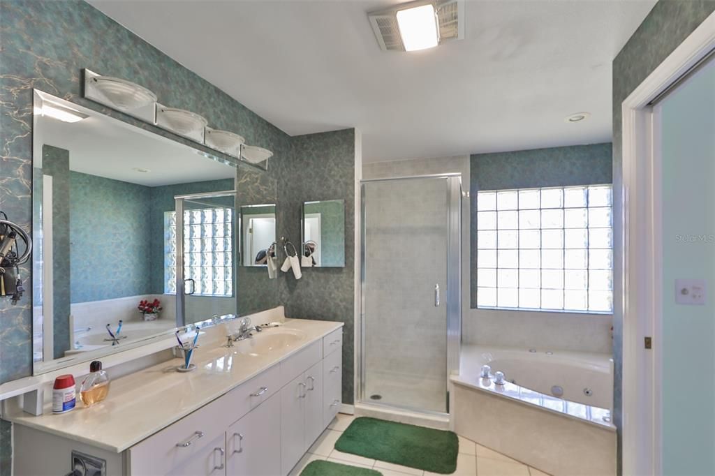 Master Bathroom w/jetted Garden tub, walk in Shower & private Water Closet