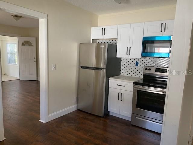 Kitchen/new appliances and cabinets