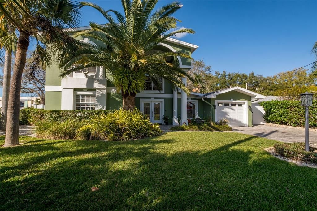 Recently Sold: $985,000 (3 beds, 3 baths, 2570 Square Feet)