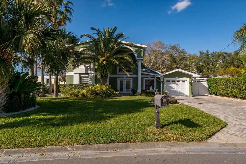 Recently Sold: $985,000 (3 beds, 3 baths, 2570 Square Feet)