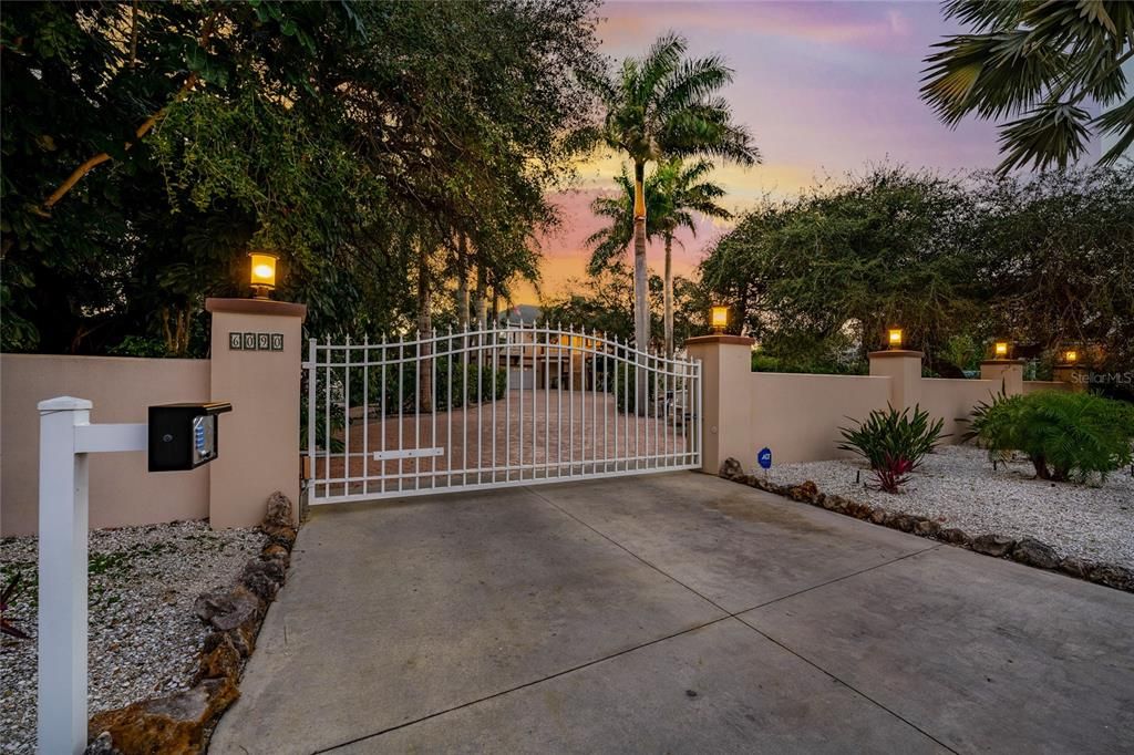 Recently Sold: $4,800,000 (4 beds, 5 baths, 7285 Square Feet)