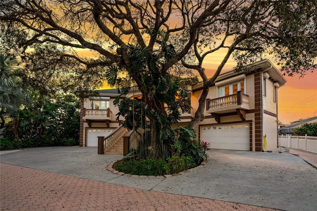 Vendido Recientemente: $4,800,000 (4 camas, 5 baños, 7285 Pies cuadrados)