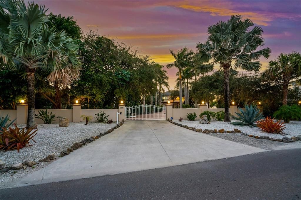 Recently Sold: $4,800,000 (4 beds, 5 baths, 7285 Square Feet)