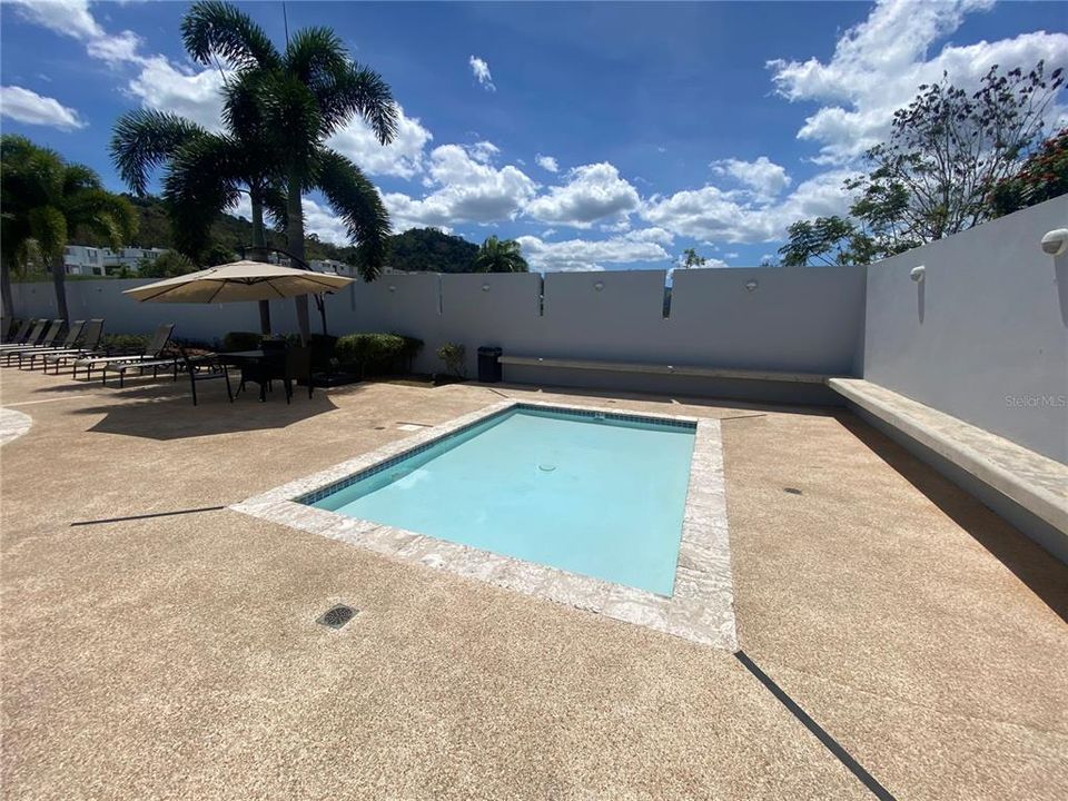 Vendido Recientemente: $795,000 (4 camas, 3 baños, 4400 Pies cuadrados)