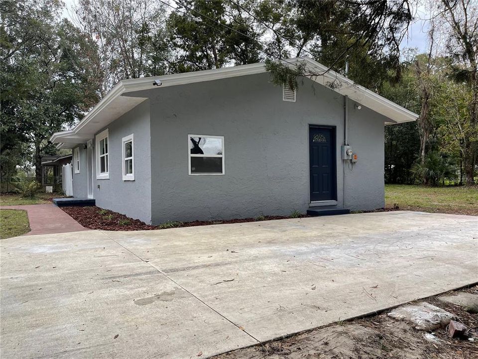 Recently Rented: $1,350 (3 beds, 1 baths, 1056 Square Feet)