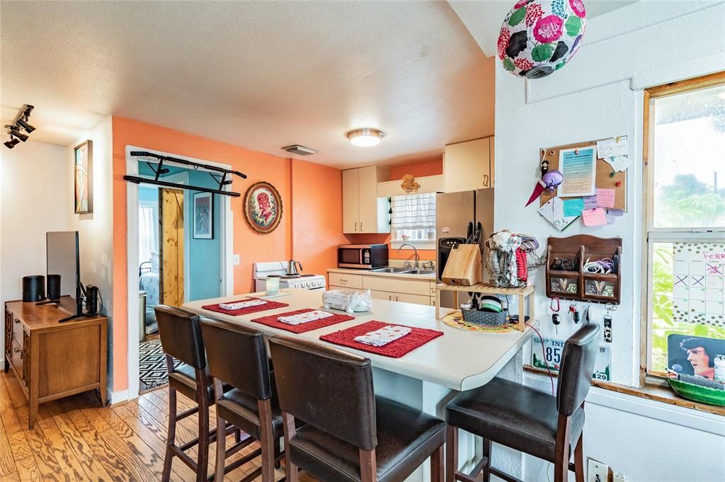 Recently Sold: $425,000 (2 beds, 1 baths, 716 Square Feet)