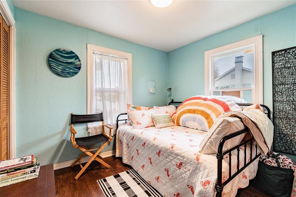 Recently Sold: $425,000 (2 beds, 1 baths, 716 Square Feet)