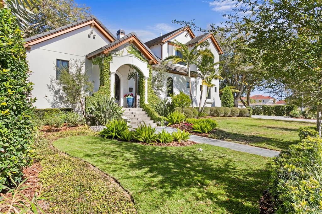 Recently Sold: $3,495,000 (5 beds, 5 baths, 3691 Square Feet)