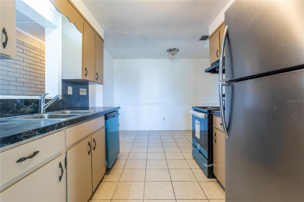 Recently Sold: $305,000 (3 beds, 2 baths, 1928 Square Feet)