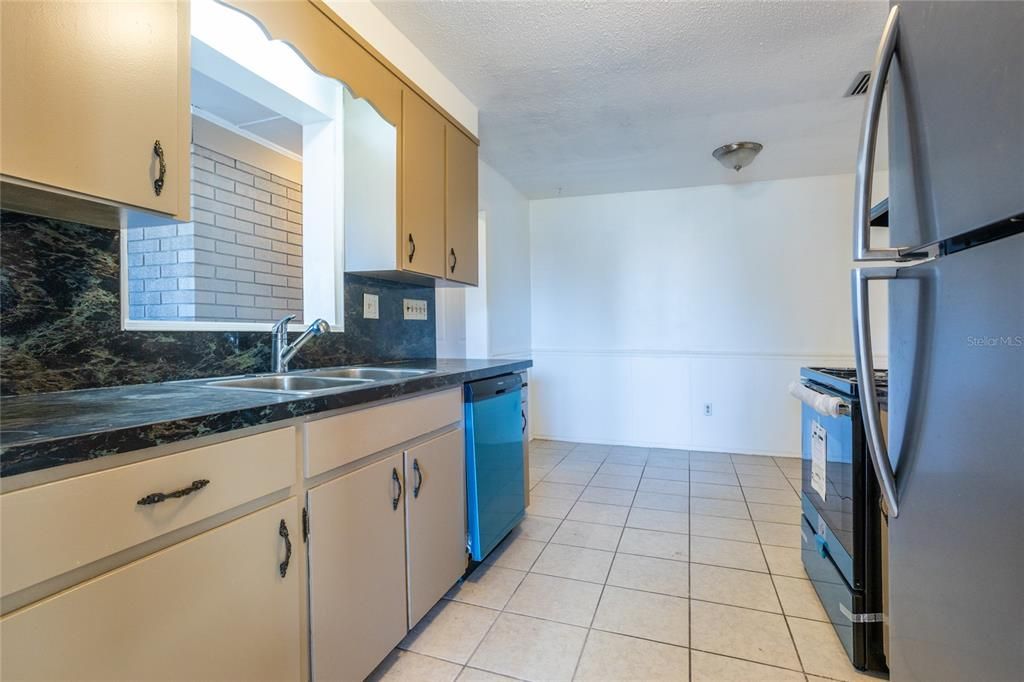 Recently Sold: $305,000 (3 beds, 2 baths, 1928 Square Feet)