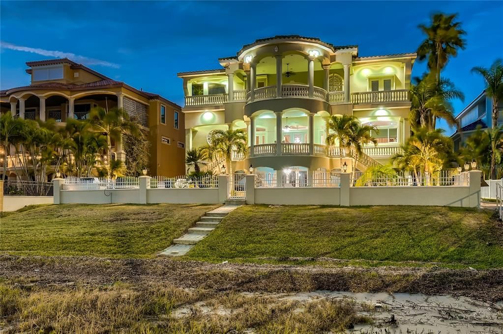 Recently Sold: $2,385,000 (4 beds, 4 baths, 6676 Square Feet)