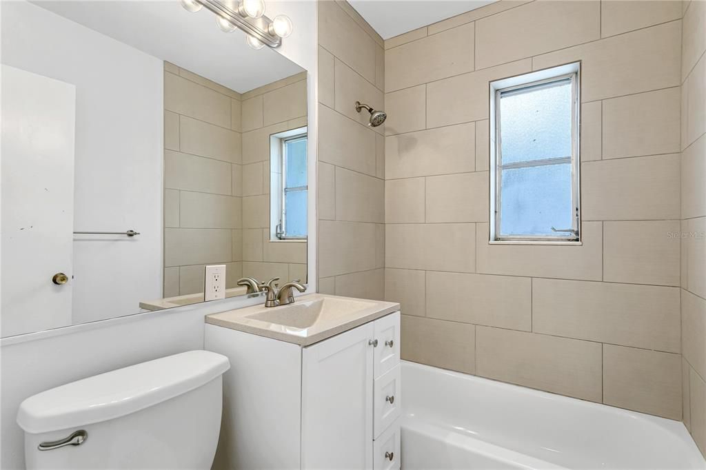 最近售出: $625,000 (3 贝兹, 1 浴室, 1282 平方英尺)