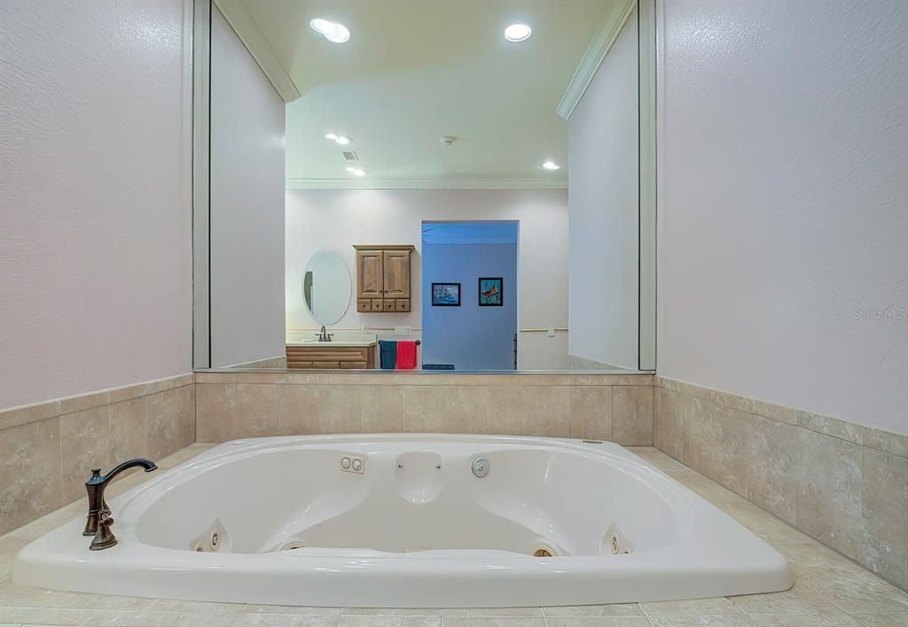 最近售出: $425,000 (3 贝兹, 1 浴室, 1897 平方英尺)