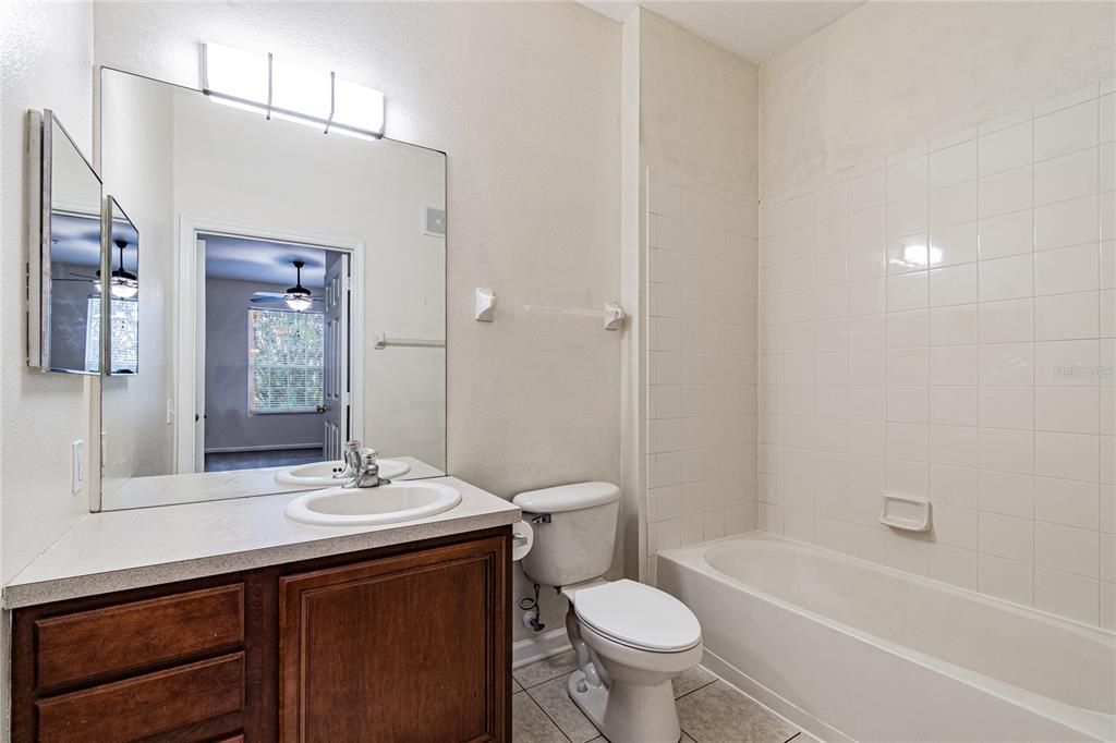 最近售出: $220,000 (3 贝兹, 2 浴室, 1408 平方英尺)