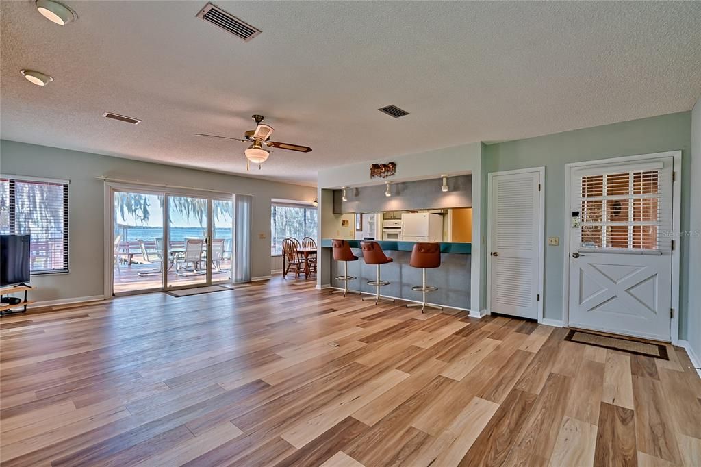 Recently Sold: $650,000 (3 beds, 2 baths, 1417 Square Feet)