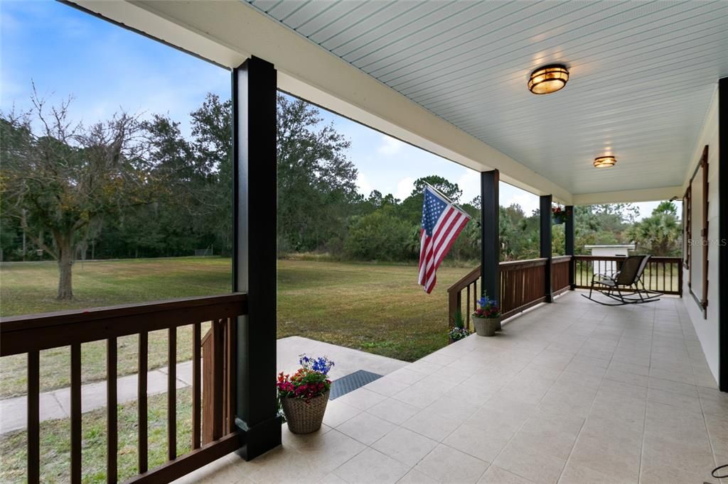 What a wonderful welcoming front porch for your guests