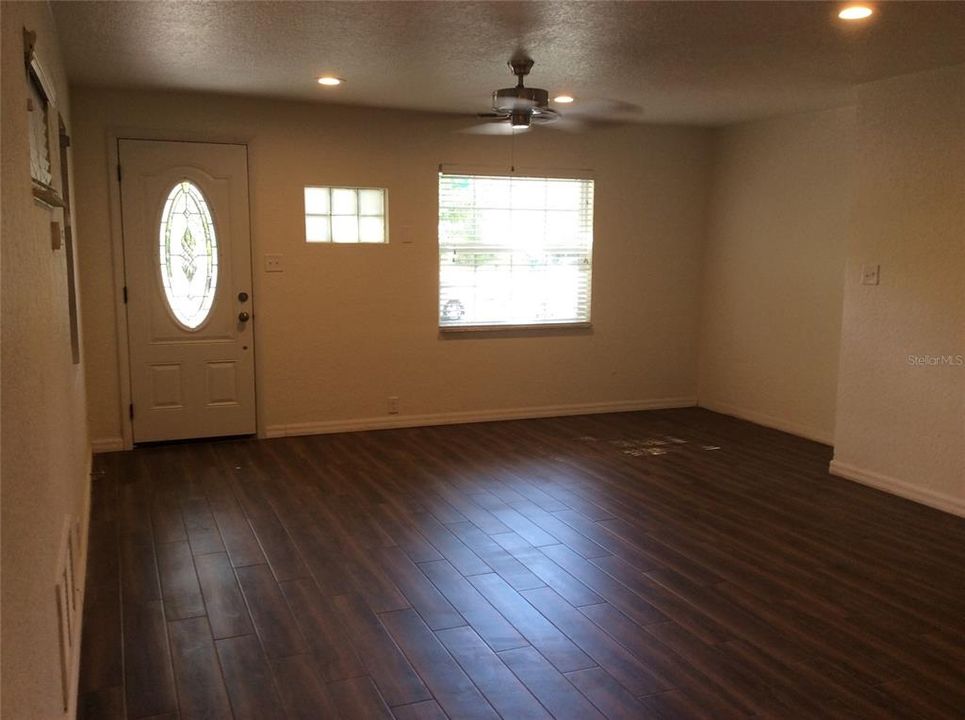 Recently Rented: $1,400 (3 beds, 2 baths, 1000 Square Feet)