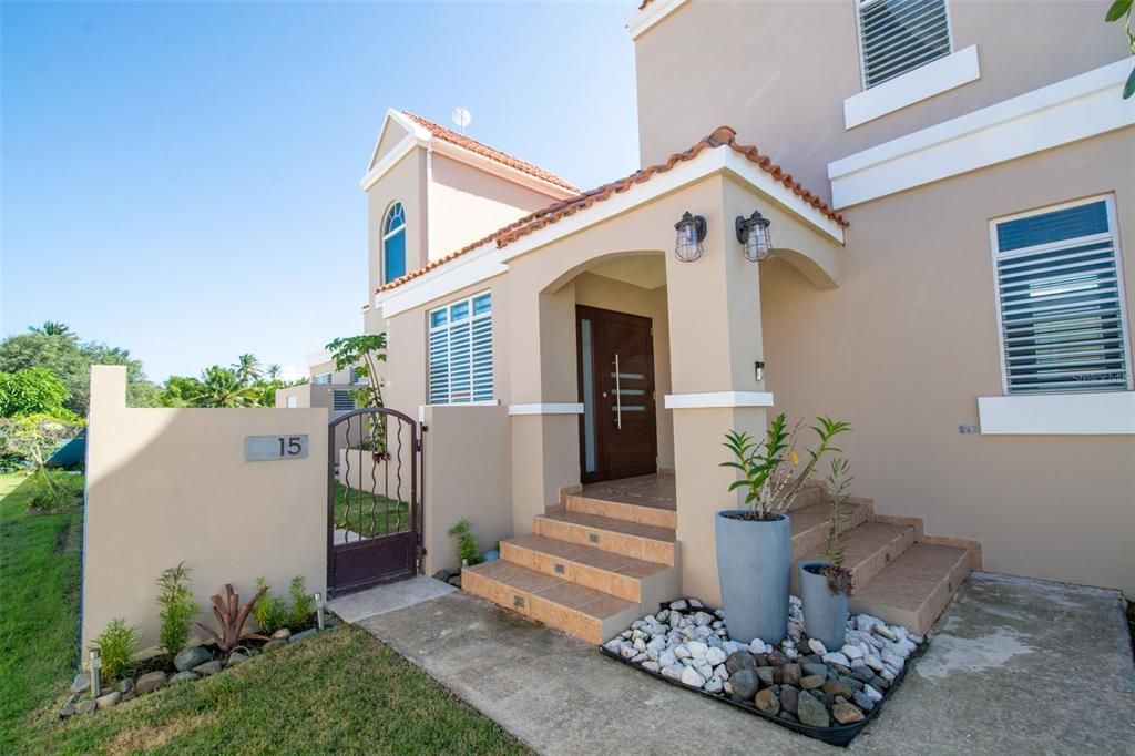 Vendido Recientemente: $480,000 (4 camas, 3 baños, 2200 Pies cuadrados)