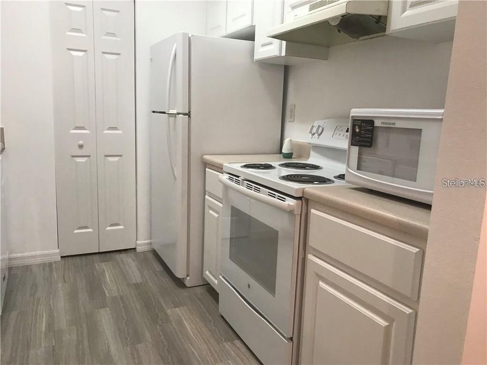 Recently Sold: $125,999 (1 beds, 1 baths, 734 Square Feet)