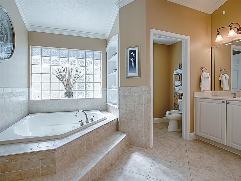 最近售出: $939,000 (3 贝兹, 2 浴室, 2504 平方英尺)