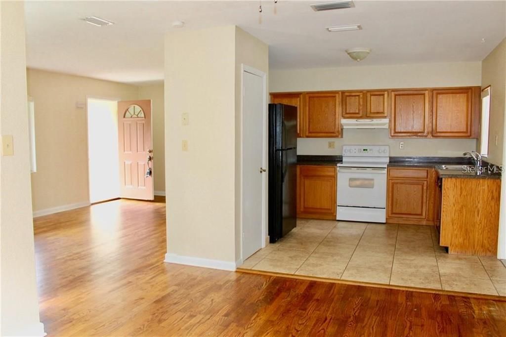Recently Rented: $1,750 (2 beds, 1 baths, 1200 Square Feet)