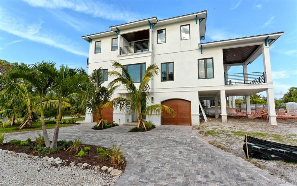 Recently Sold: $2,600,000 (4 beds, 4 baths, 2600 Square Feet)