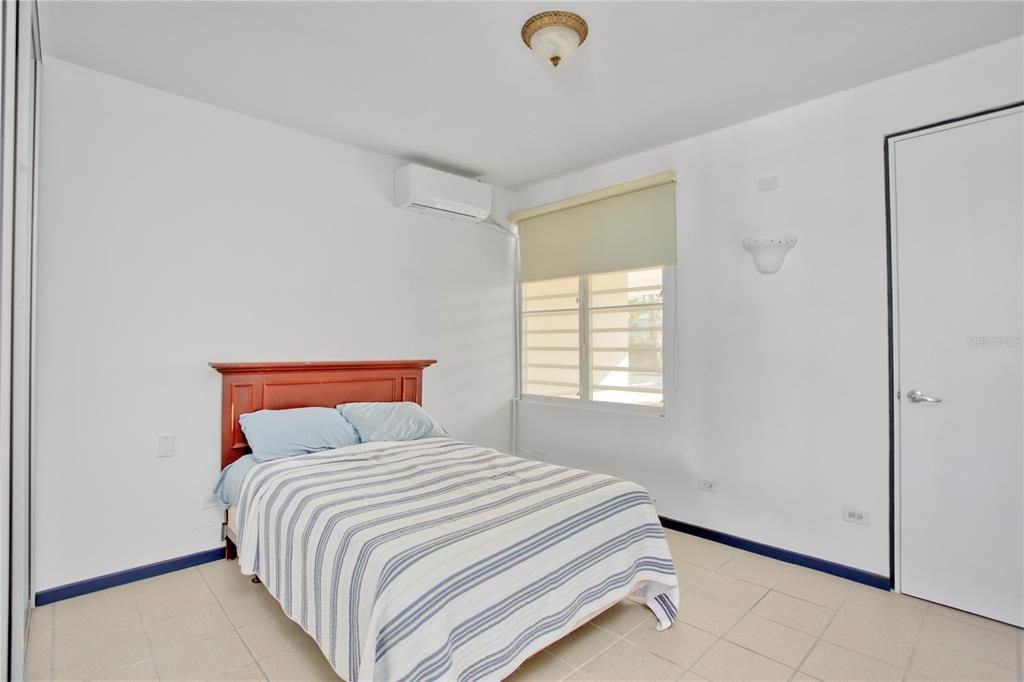 Vendido Recientemente: $650,000 (7 camas, 4 baños, 5100 Pies cuadrados)